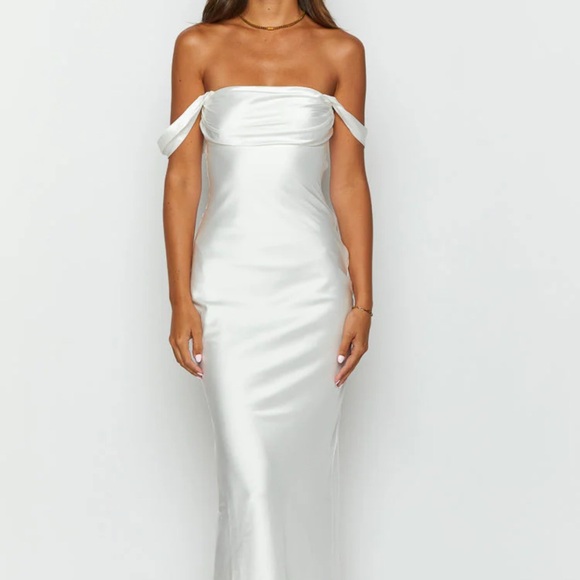 Elegant White off the shoulder Maxi Dress - Picture 7 of 7